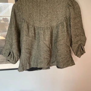 Trekvartsärmad kappa - Superfin kappa som har trekvartsärmar. Köpt på plick men jag har aldrig använt den. Perfekt nu till hösten. Kontakta vid frågor eller intresse🍁💗😁