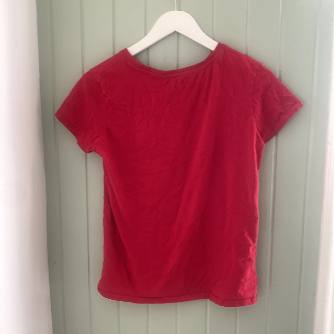 Röd t-shirt med körsbärstryck  - 1