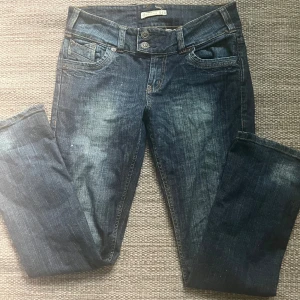 Blå jeans från Denim 4U med brodyr - Säljer ett par unika jeans då de är lite för små och jag har ett par liknande så dessa inte kommer till användning💕