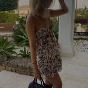 Zara blommig topp - Säljer den här blommiga toppen från Zara i storlek M