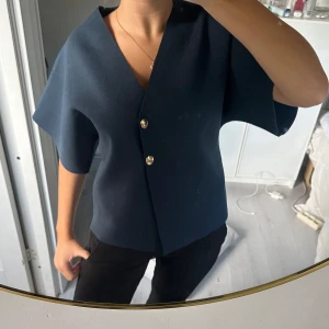 Blus från Zara - Så fin och elegant blus från zara som endast är använd en gång och annars har den bara hängt i garderoben🌸 stl M passar även S 