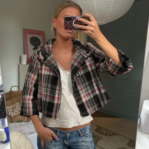 Trekvartsärmsjacka  - Super fin trekvartsärmsjacka med knappar både fram och bak!