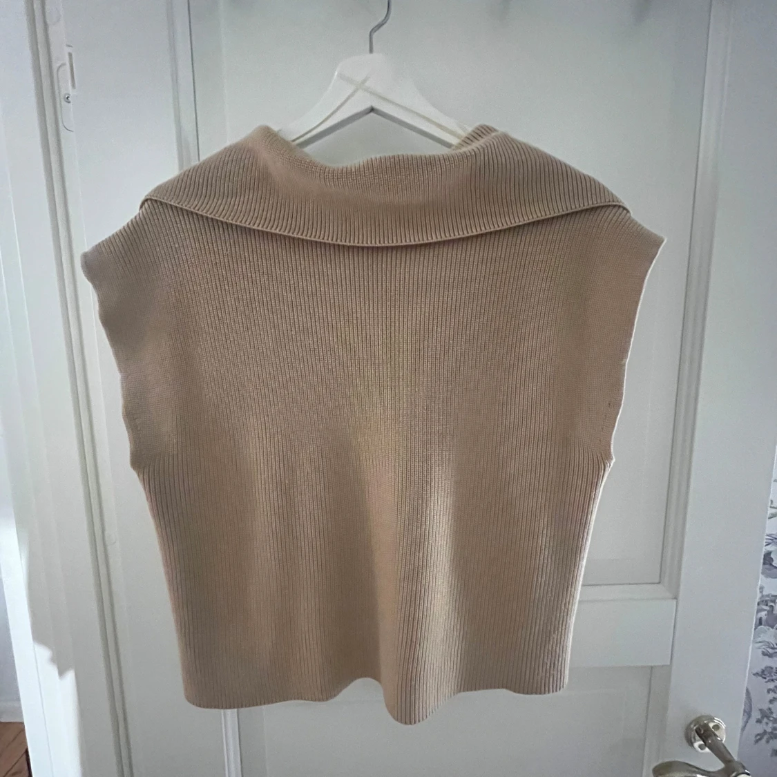 Beige stickad väst från Stockh LM - 1