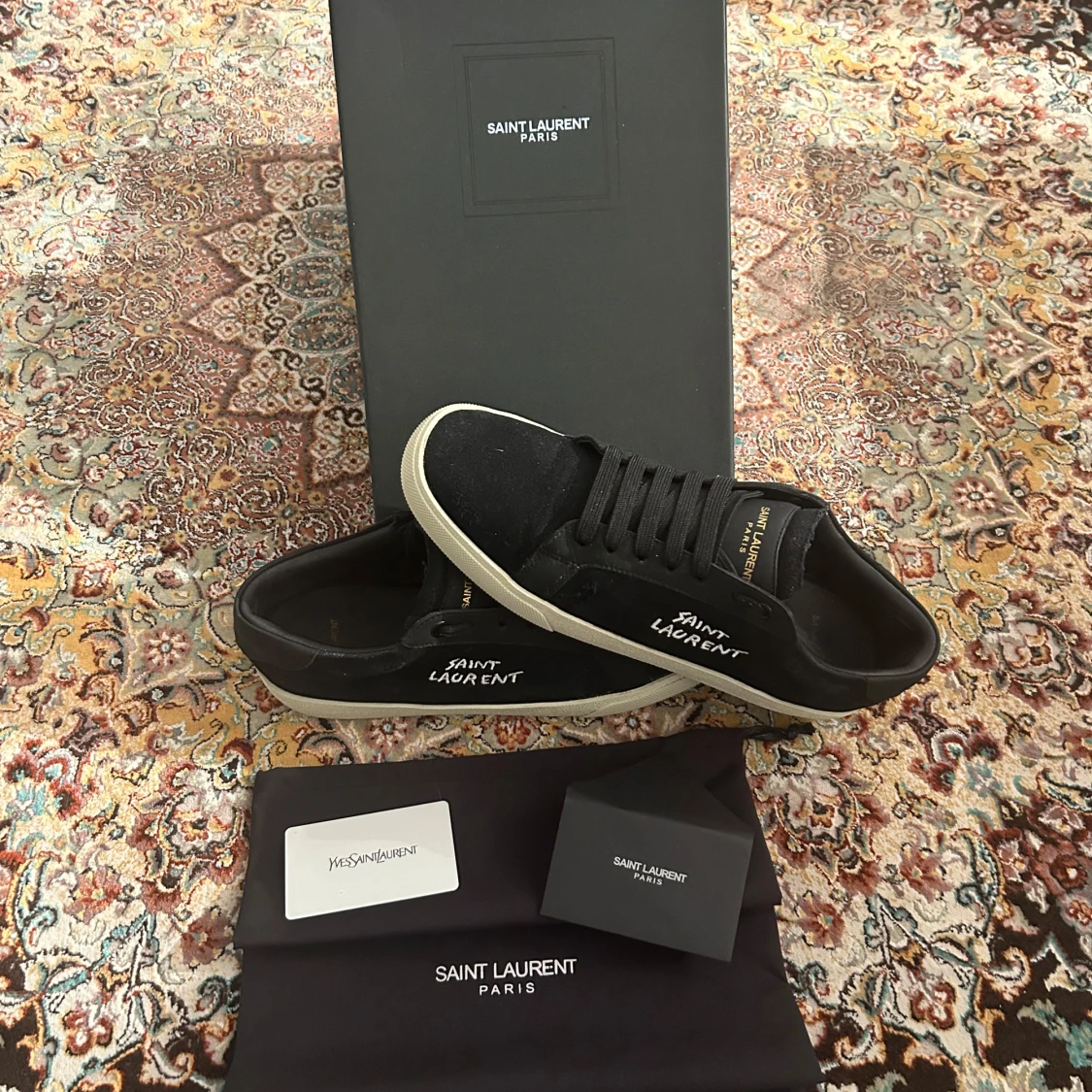Svarta Saint Laurent sneakers
