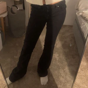 Svarta True Religion bootcut jeans - Säljer ett par super fina svarta True Religion jeans i modell BECCA och storlek 26☺️ Lite utöjda i midjan pga av använda ganska många gånger men utöver det inga defekter! Pris kan diskuteras🥰