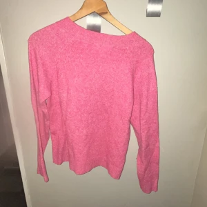 En rosa tröja från vero Moda  - En superfin tröja från vero Moda. Har använt den några gånger men ändå fin. Kan vara lyte noppring på vissa ställen. 