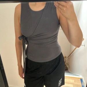 Grått linne med omlott detalj - Säljer detta linnet så som har en fin knytning i midjan