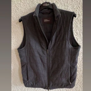 Oscar Jacobson väst - Tja säljer nu min väst från Oscar Jacobson. Den är i väldigt bra skick. Storleken är 48 vilket motsvarar M. Nypris 3000kr 