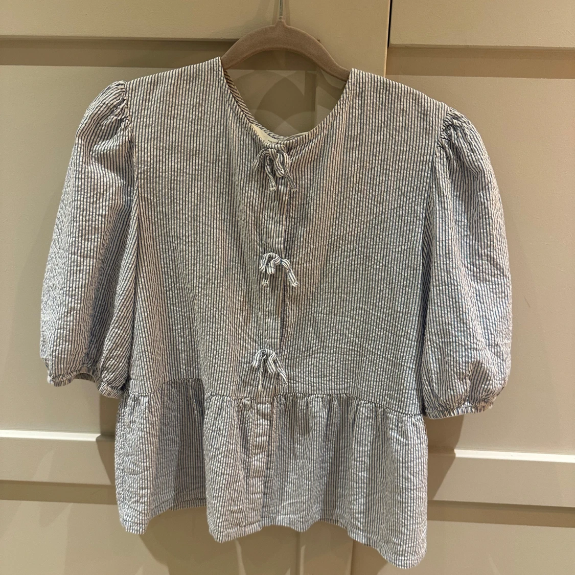 Randig blus med rosetter från H&M - 2