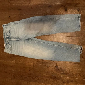 H&M Jeans Men - 🏷️ Brand: H&M 📐 Size: 29/32 🎨 Color: Light blue  🧵 Material: 100% Cotton 👕 Fit: Oversized 📏 Length: Regular ⭐ Condition: Slight signs of wear ⚠️ Defects: Torn at the bottom of the pants
