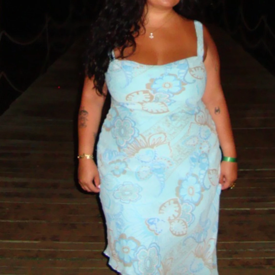 Blommig ljusblå långklänning