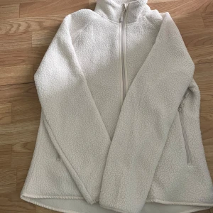 Teddyjacka  - Teddyjacka från LAGER 157. Nypris 300kr. Köparen står för frakten. Pris kan diskuteras vid snabb affär.