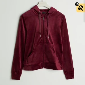 Vinröd velour hoodie med dragkedja - Säljer en vinröd hoodie från Gina Tricot i mjuk velour med huva och snörning. Tröjan har dragkedja framtill, känguruficka och långa ärmar. Perfekt för chill dagar och har en snygg, mörk färgton som sticker ut. Tröjan ser mörkare ut än den är i verkligheten!🤗❤️