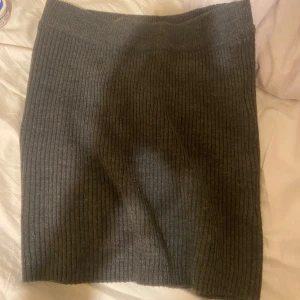 Stickad kortkjol - Kjol från Gina