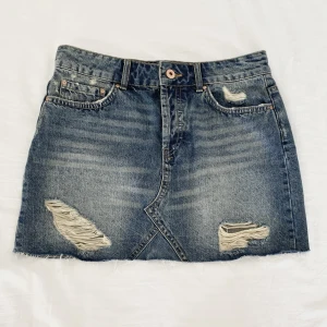 zara jeanskjol - midja: 73 längd: 36 🤍 jeanskjol från Zara 🤍 jag är 171cm, stl S/36/28 🤍 läs POLICY & FRAKT (i gillade inlägg) innan du skriver 🤍 använd gärna ”köp nu” 🤍 