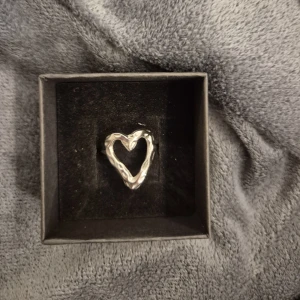 Silver ring hjärta  -  GRATIS GÅVA MED VARGE ORDER!! Köp en bundle!!! Supertrendig stockholmsstil tjejer, ring silver. Gjord av stål, jag svarar och skickar alltid snabbt!