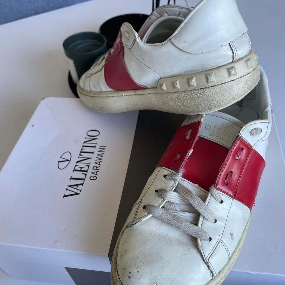 Valentino Garavani vita och röda sneakers - 1