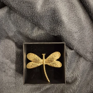 Trollslända ring guld  -  GRATIS GÅVA MED VARGE ORDER!! Köp en bundle!!! Supertrendig stockholmsstil tjejer, ring guld. Gjord av stål, jag svarar och skickar alltid snabbt!