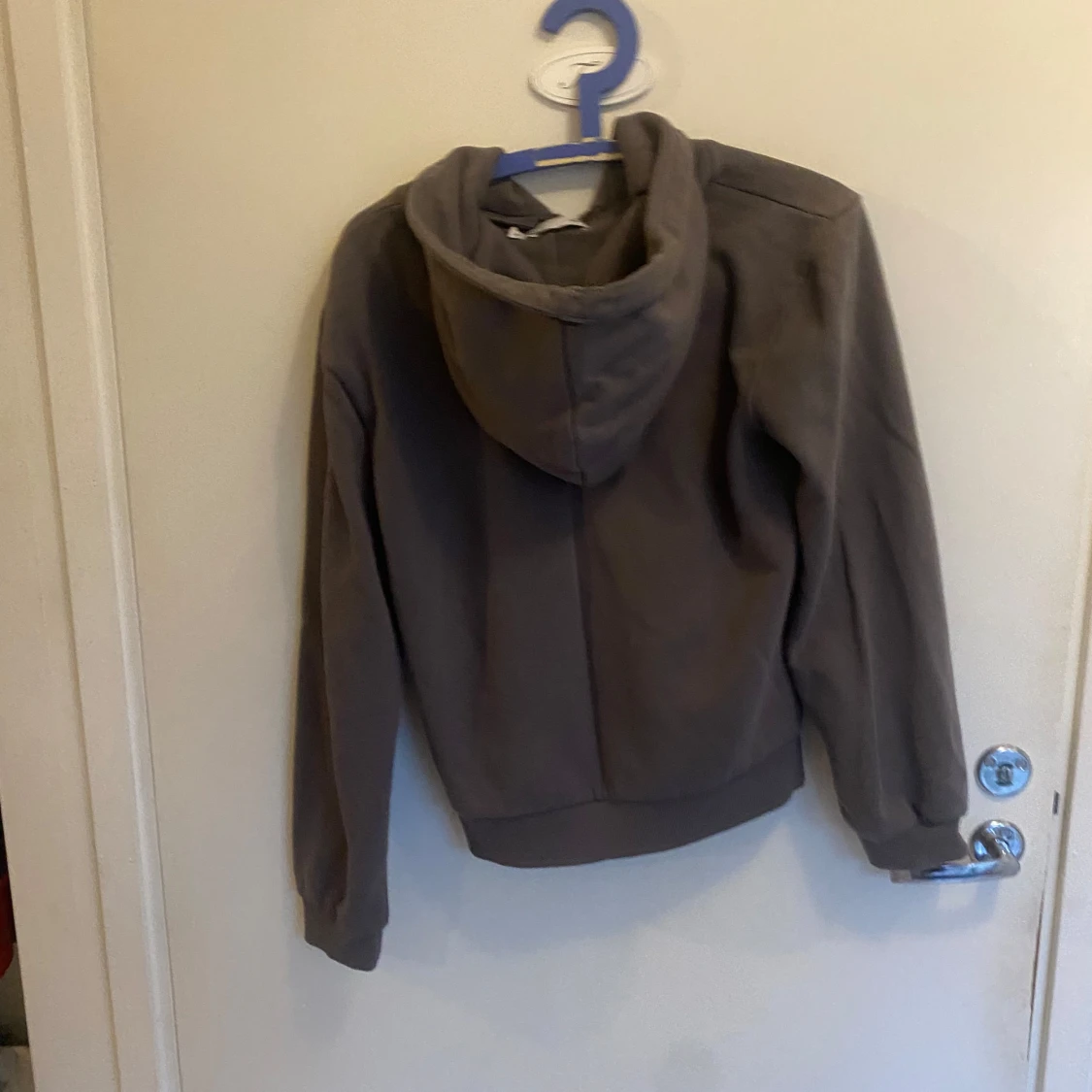 Brun hoodie med dragkedja och huva - 1