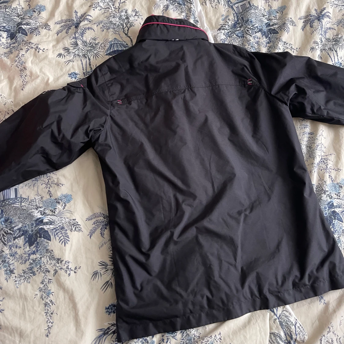 Svart vindjacka med rosa detaljer - 2