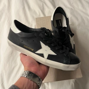 Golden goose skor - Hej, säljer dessa helt nya golden goose superstars med box och alla tillbehör! | Storlek: 39 | Passar: 40 | Skick: 10/10 helt nya | Kommer med box | Tveka inte att höra av dig vid frågor eller funderingar😊
