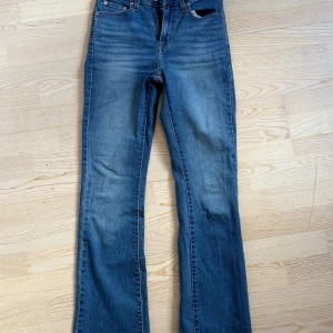 Bootcut jeans från Levis - Storlek 26. Super snygga jeans från Levis, använda få gånger💕Kan skicka fler bilder på jeansen!