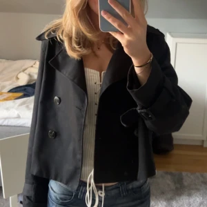 Svart kappa  - Säljer denna sjukt snygga kappan!! Passar så bra till allt💞💞🙌🏻 