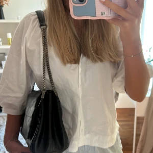 Svart axelväska i skinn med kedja - 3 fack, i nyskick! 