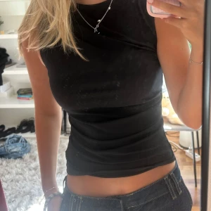 Svart ärmlös topp  - Aldrig använd! Spegeln är smutsig...