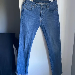 Levi's 501 blå jeans W29 L32 - Blåa Levi’s 501or. Jätte fint skick jag skulle säga 10/10 finns inga tecken på användning eller defekter. Storlek 29/32. Hör av er vid frågor.