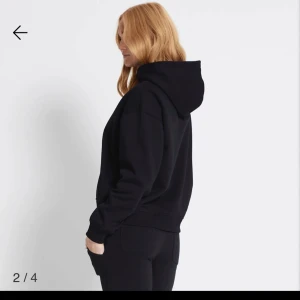 Svart hoodie  - Säljer en svart hoodie från lager i storlek s fast den sitter som en xs. nästan helt ny använd bara nån gång. Säljer för den är för liten för mig