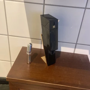 En flaska för 20 krCarolina Herrera parfym - Snygg parfymflaska från Carolina Herrera i form av en svart stilettklack med gulddetaljer. Flaskan är riktigt stilren och cool, perfekt som statement på hyllan. Medföljer även en liten silvrig resespray. Perfekt för dig som gillar lyxiga dofter.