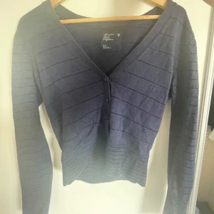 Mörkblå kofta  - Jättefin kofta som passar till hösten, bara fråga om ni vill ha mera bilder på hur den sitter❤️