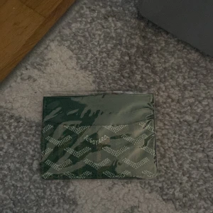 Plånbok - Säljer en riktigt snygg mörkgrön plånbok använd typ en två gånger bara.  Box och allt tillkommer också