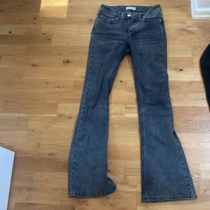 Bootcut jeans från Gina Tricot, grå - Snygga grå bootcut jeans från Gina Tricot, modell Perfect Jeans. De har klassisk femficksdesign, knapp och dragkedja framtill samt bredare ben som ger en cool siluett. Jeansen är tillverkade i stretchigt denim för skön passform.