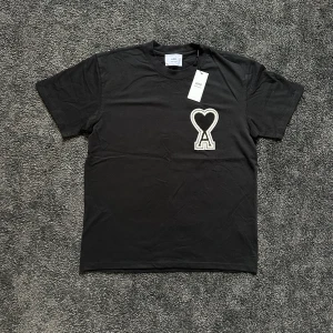 Svart Ami T-shirt bröst logga - En stilren svart T-shirt ifrån Ami, riktigt stilren med en logs på bröstet. Nyskick aldrig andvänd storlek M