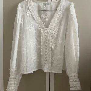 Vit broderad blus från Design by Si - Superfin blus i broderi, strl xs/s men passar xs-m! Nypris: 500kr