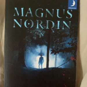 Prinsessan och mördaren  - En boken är mystisk och spännande bok med mörka skogsmiljöer. Denna boken är i bra skick.  