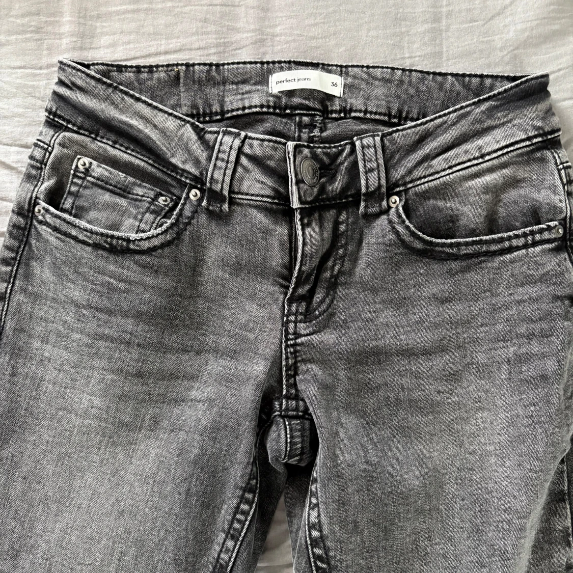 Grå jeans från Gina Tricot - 1