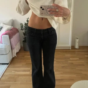 Svarta lågmidjade bootcut jeans  - Ett par svarta jeans från Weekday i modellen Nova med bootcut passform och låg midja. Säljer vidare eftersom de är för små på mig. 