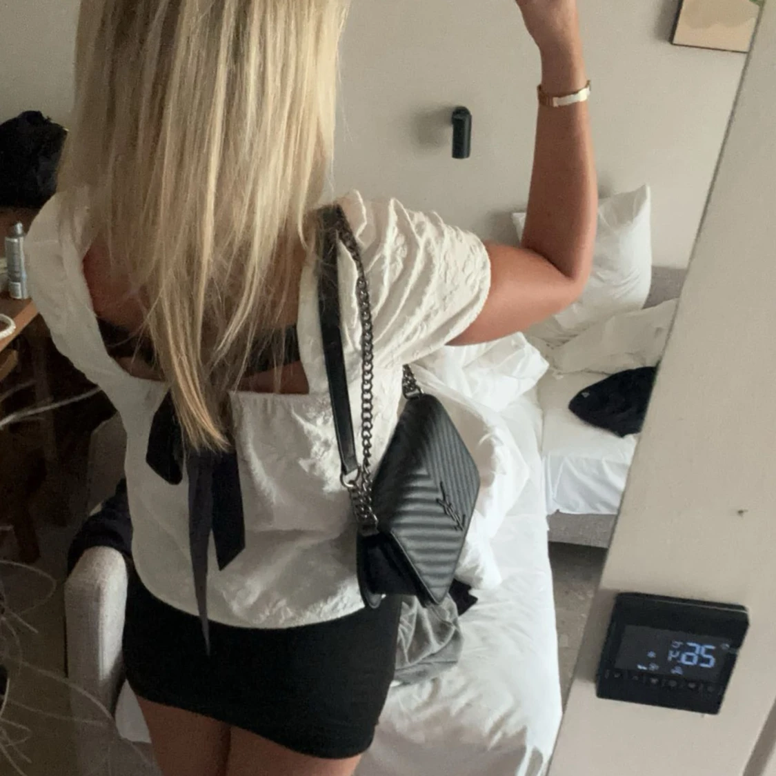 Vit t shirt med band 