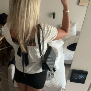 Vit t shirt med band  - Söt t shirt med rosett i ryggen. Knappt använd där av inte många bilder men finns mer. 