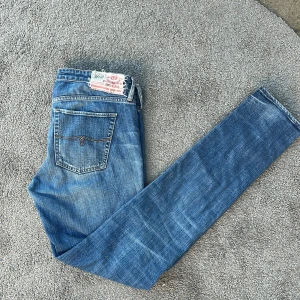Ralph lauren jeans - Tja! Säljer nu dessa riktigt sköna ralph lauren jeans då jag växt ut de. Feta slitningar och en schysst fade. Eftersom de är tajta på mig som är ca 190cm och väger 70kg så skulle jag rekommendera att man är mellan 170-185~. Skriv om vilka frågar som helst jag svarar snabbt och på allt! Fråga om mått.