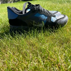 Valentino Rockrunner sneakers blå/svart - Säljer mina valentino rock runners dem är i helt okej skick , kan gå ner i pris vid snabb affär, skickar dem oftast samma eller nästa dag✨✨