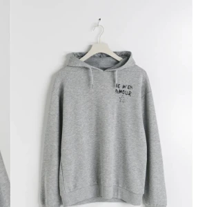 Grå hoodie  - Super fin hoodie använd 1 gång!  Säljs då den inte kommer till användning Nyskick 