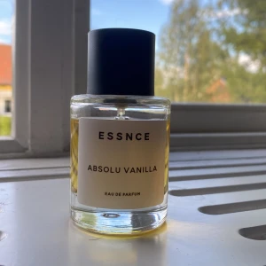 ESSNCE Absolu Vanilla Eau de Parfum - ESSNCE Absolu Vanilla Eau. Säljer då jag har två stycken av samma. Använt fåtal gånger 
