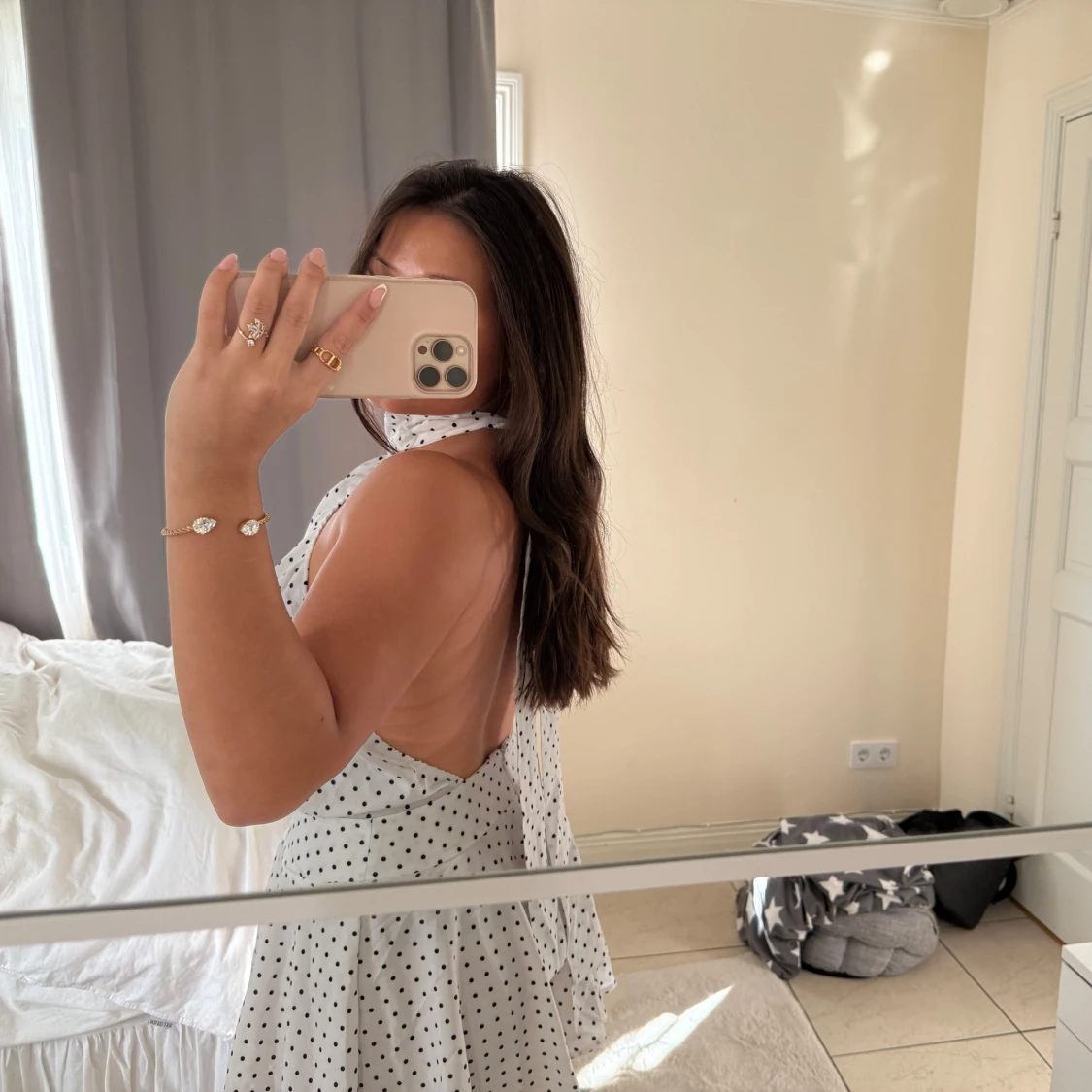 Vit prickig kortklänning med halterneck - 2