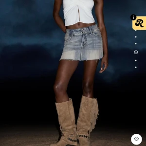 Kort jeanskjol med rå kant - Säljer denna oanvända kjolen från bershka, då den inte passade i storlek. Prislapp finns kvar!! Kjolen har inbyggda shorts vilket är perfekt! 