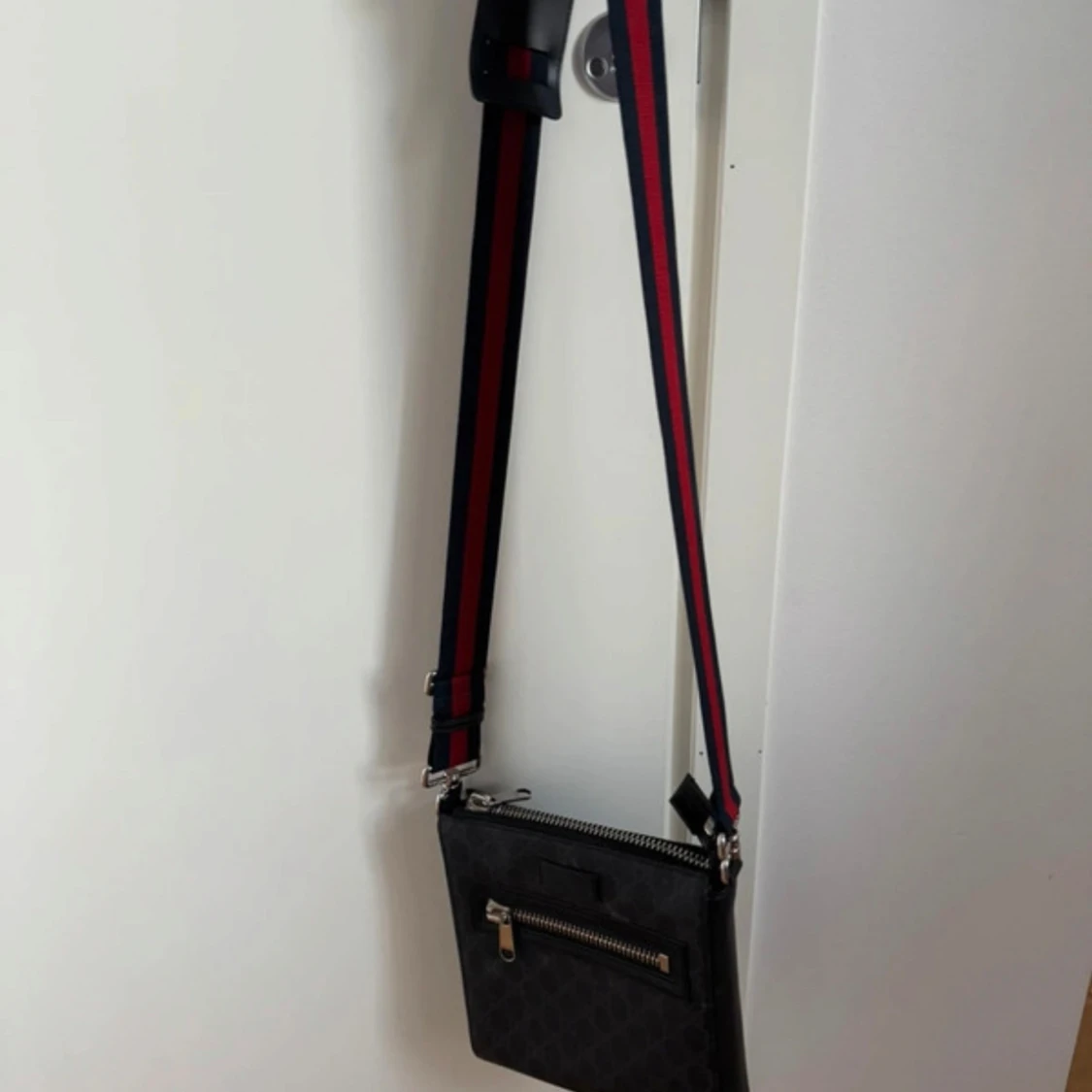 Svart axelväska från Gucci med mönster - 2