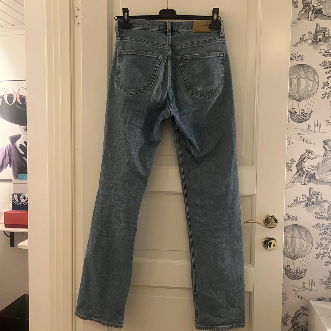 Blå jeans från weekday i modellen Twig  - 1